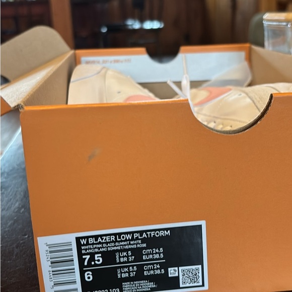 W 7.5 Blazer Low Platform Nike Pink - Picture 5 of 5